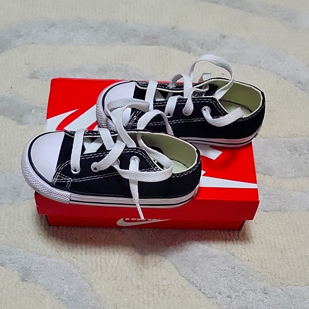 Black chuck Taylor converse sz 7 toddler